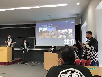 写真：10年間の振り返りを説明している様子