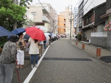 写真：参拝する人達