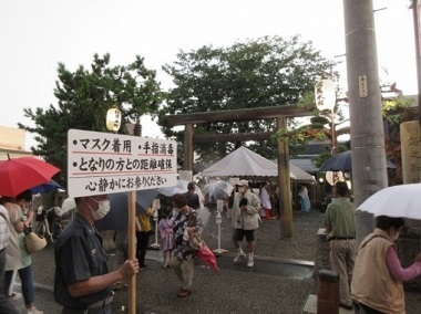 写真：鳥居をくぐる人達