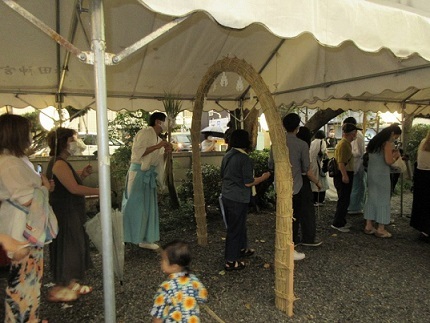 写真：茅の輪くぐり
