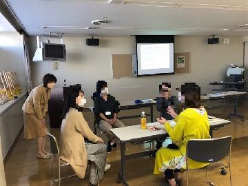 写真：グループワークをしているところ