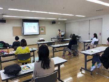 写真：講師が話しているところ