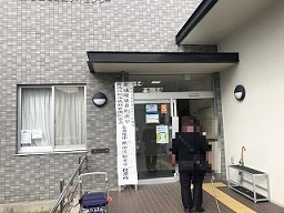 写真：投票所の外側入口