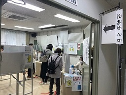 写真：投票受付の様子