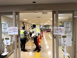 写真：新型コロナウイルス感染症ワクチン接種会場の入口