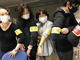 写真：腕章をつけている開票事務従事者