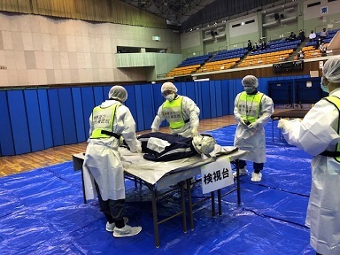 写真：ご遺体の検視をしているところ