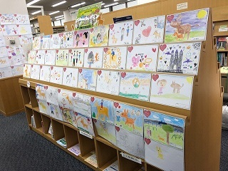 写真：本棚に展示されている多くの絵画