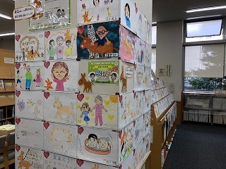 写真：柱に展示されている多くの絵画