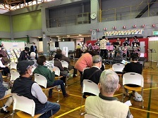 写真：舞台での演奏を観客の後ろから映したところ