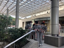 写真：出番を待つ子どもたち