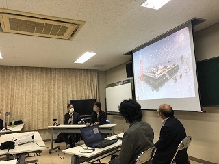 写真：トークセッションをしているところ