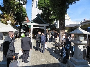 写真：ふいご祭当日の金山神社を灯ろうの外側から撮影したもの