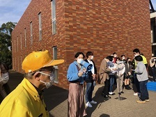 写真：学生が拡声器で本日の活動の説明をしているところ