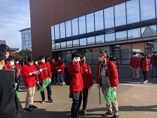 写真：ごみ拾い参加のために集まった学生たち