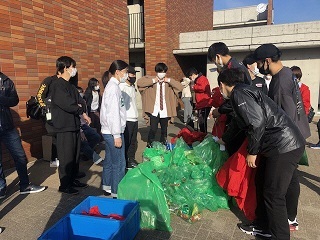 写真：集積場所にごみを集めているところ