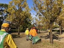 写真：公園に移動する参加者の方たち