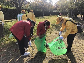 写真：ごみ拾いをしているところ