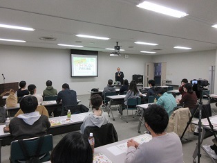 写真：講師が話しているところ