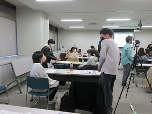 写真：片方が子ども役になり遊びかたなどの練習をしているところ