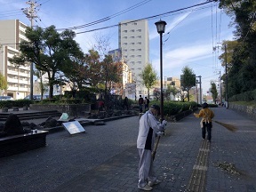 写真：ボランティアの方たちが掃除をしているとこtろ