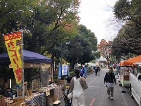 写真：古墳マルシェの様子