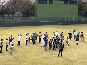 写真：親子ふれあいキャッチボール教室の様子