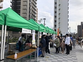 写真：堀川・尾頭橋親水広場のパンマルシェ