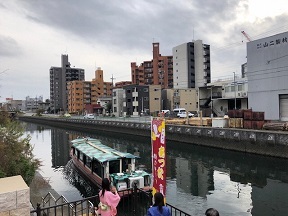 写真：イベントの日に運行されていた水上交通の船