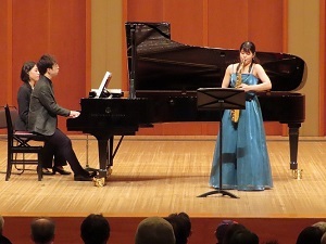写真：サクソフォンとピアノ演奏の様子