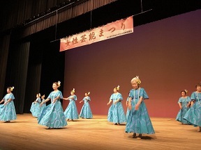 写真：舞台でフラダンスを踊っているところ