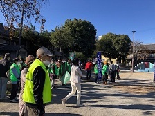 写真：クリーンキャンペーンの参加者が公園に集合しているところ