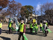 写真：各々がごみ袋を持ちごみ拾いに出かけるところ