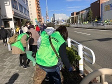 写真：歩道のごみ拾いをしているところ