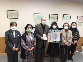 写真：熱田区社会福祉協議会会長と熱田区女性会の皆さん