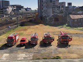 写真：区役所南空地に停車していた5台の消防車