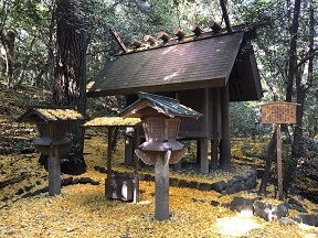写真：銀杏の葉が降り積もっていた熱田神宮の清水社
