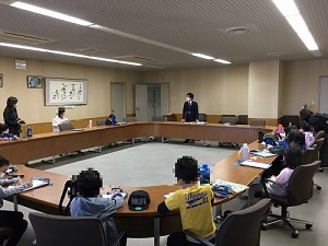 写真：区役所防災主査が児童たちからインタビューをうけているところ