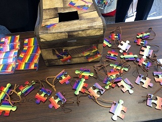 写真：シンボルカラー6色のレインボーがあしらわれたパズル