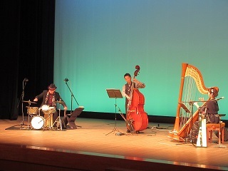 写真：ミニコンサートの様子