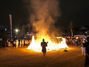 写真：炎が舞い上がっているところ