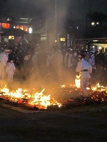 写真：火渡りをしているところを近くから撮影したもの