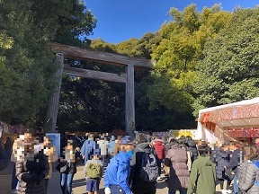 写真：熱田神宮鳥居前の様子