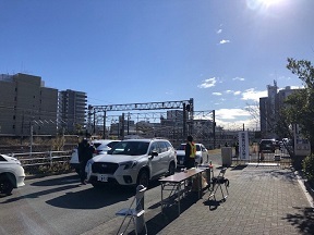 写真：区役所南空地特設駐車場の様子