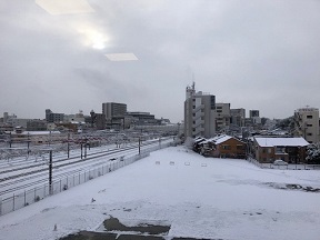 写真：雪の日に区長室から撮影した線路