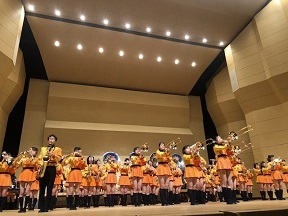 写真：京都橘高校吹奏楽部パフォーマンスの舞台全体を撮影