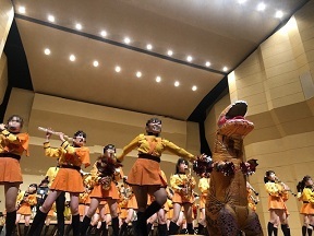 写真：京都橘高校吹奏楽部パフォーマンスの舞台中心あたりを撮影