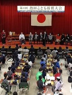 写真：将棋大会会場の様子を撮影したもの