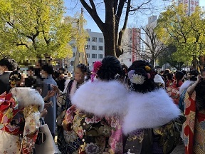 写真：会場の外にいる多くの新成人