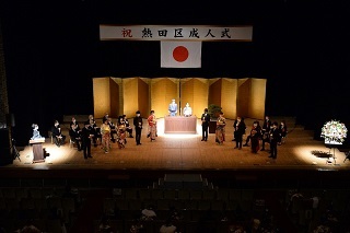 写真：成人式式典の舞台全体を撮影したもの